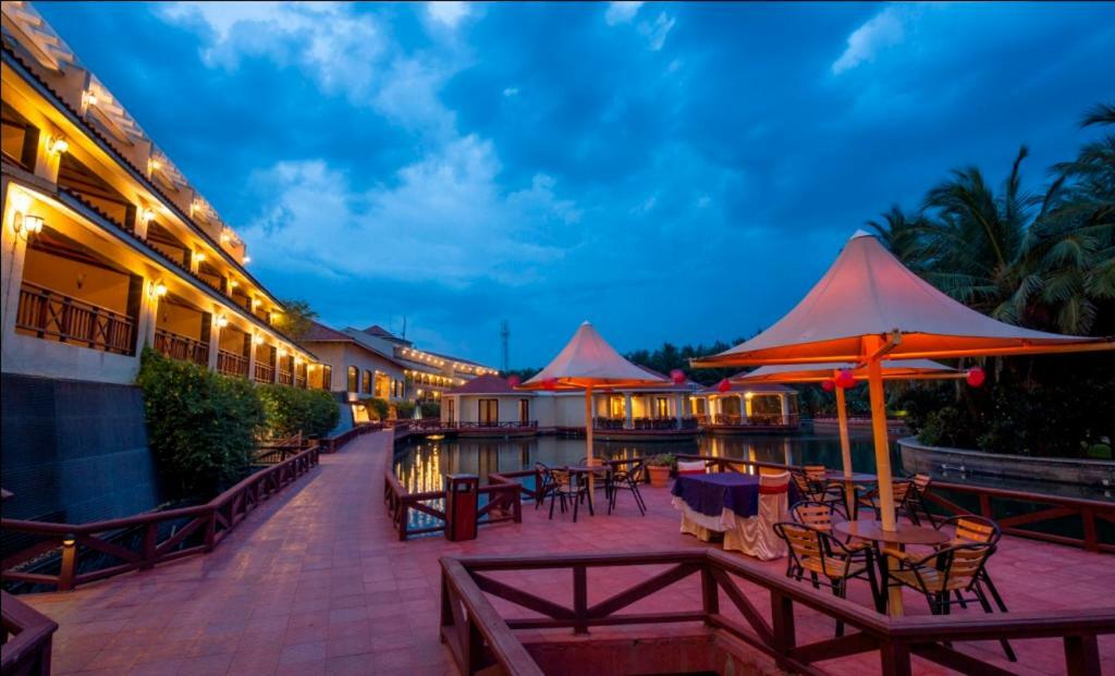 Ocean Spray Hotel Kālapettai Exterior foto