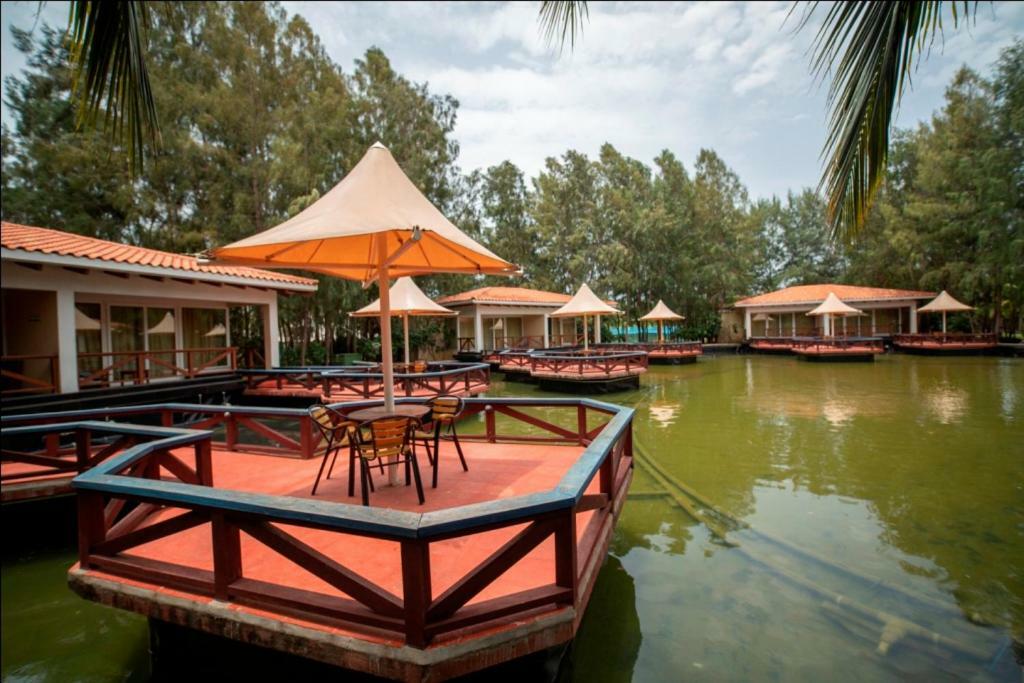 Ocean Spray Hotel Kālapettai Exterior foto