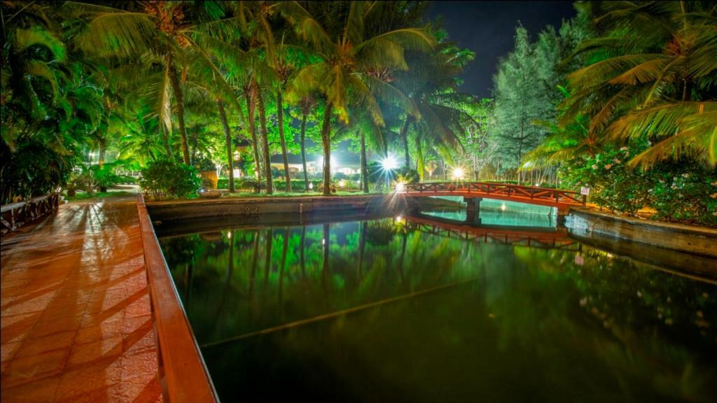 Ocean Spray Hotel Kālapettai Exterior foto