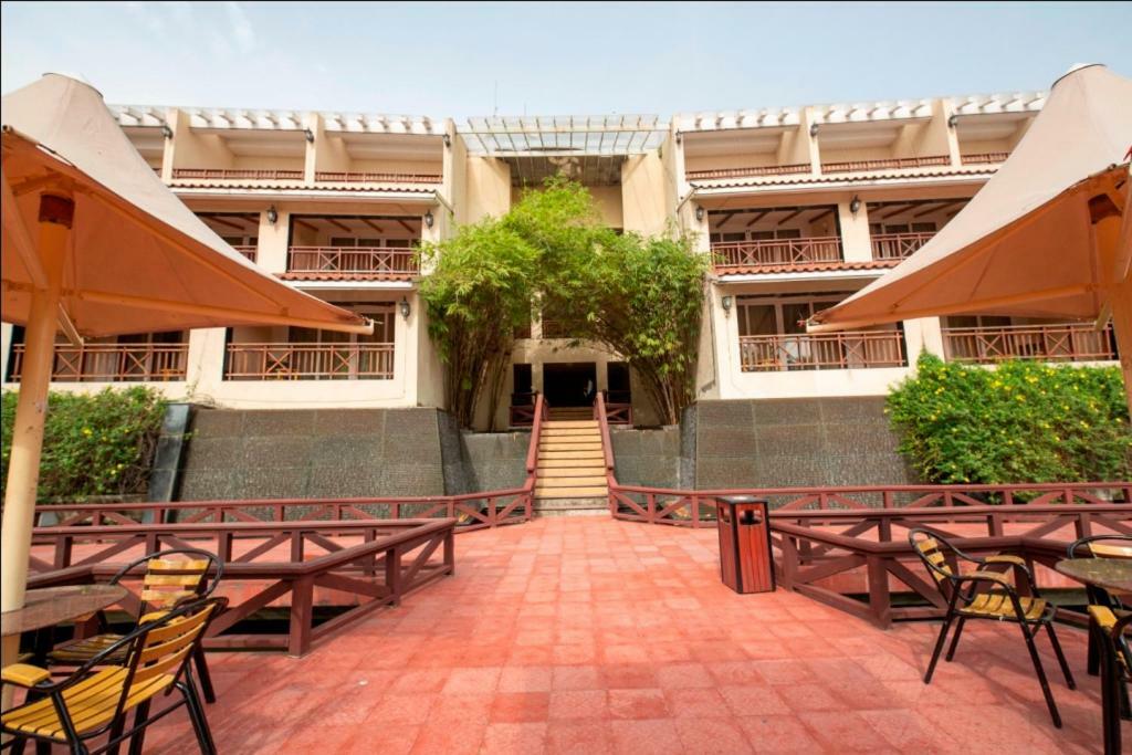 Ocean Spray Hotel Kālapettai Exterior foto