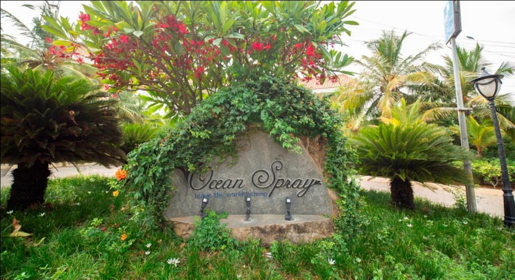 Ocean Spray Hotel Kālapettai Exterior foto