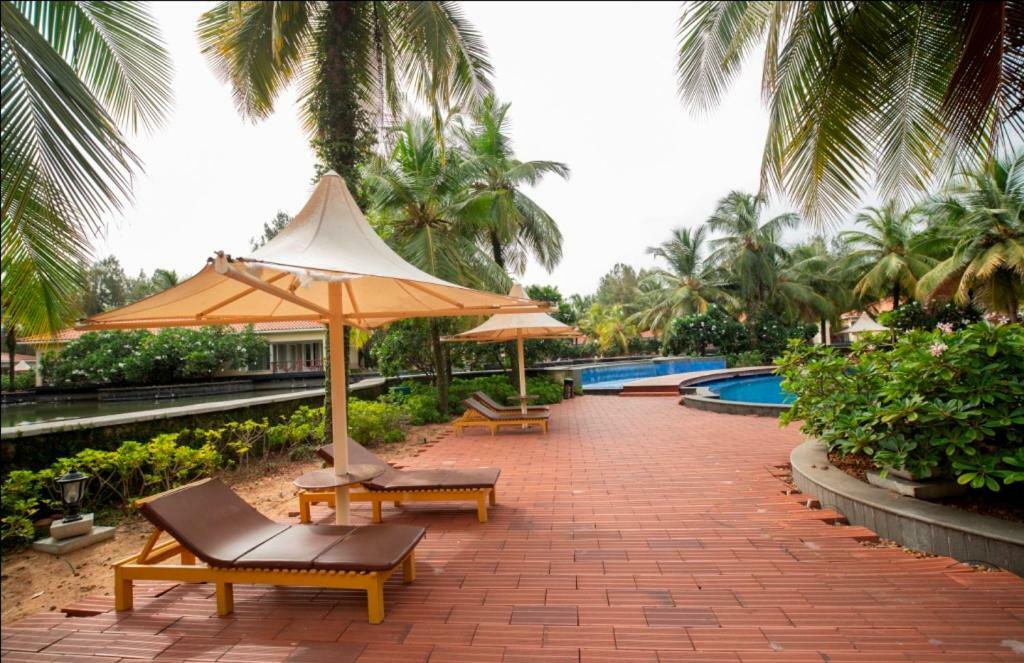 Ocean Spray Hotel Kālapettai Exterior foto